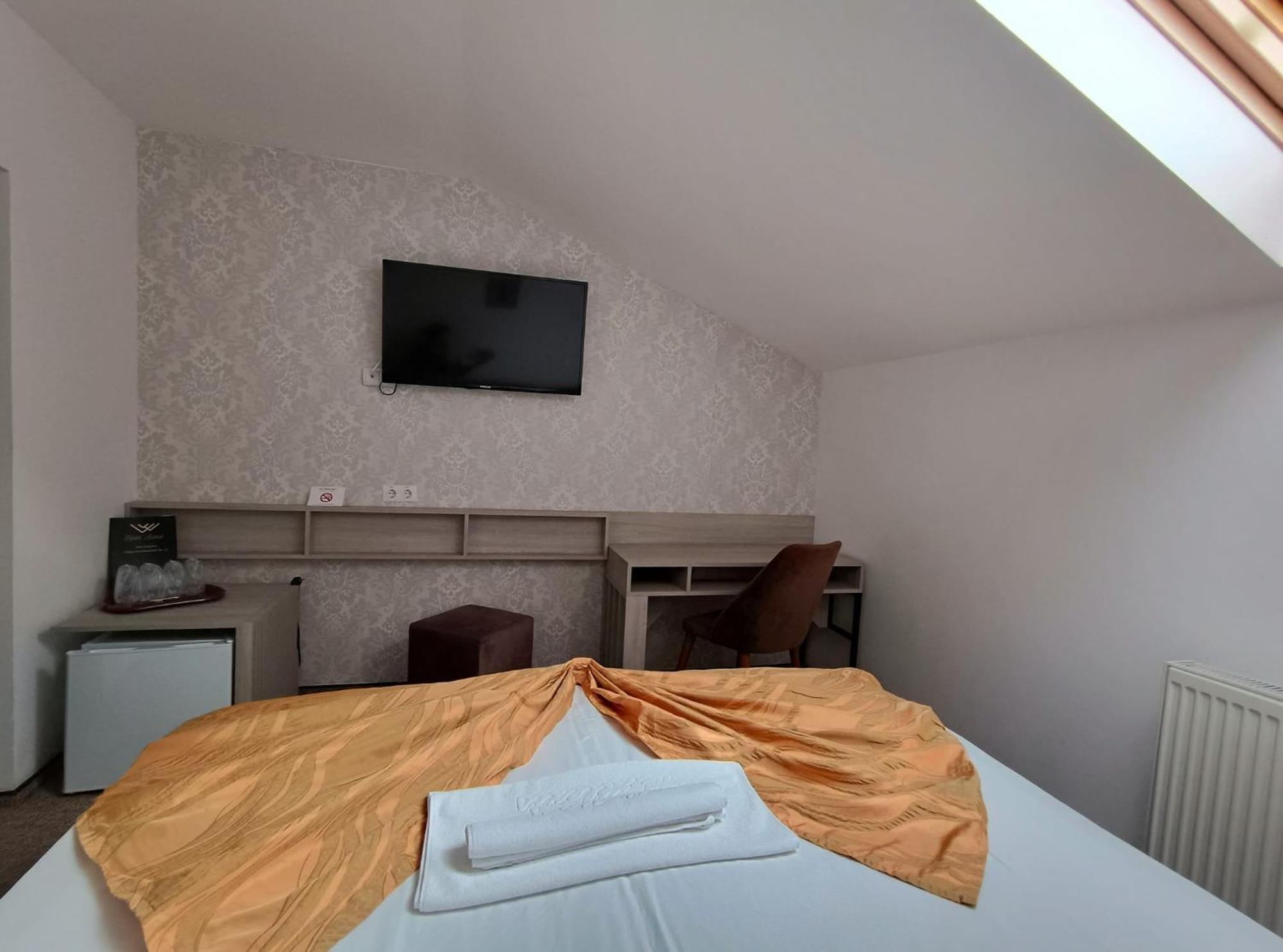 Hotel Alexis Kaloşvar Dış mekan fotoğraf