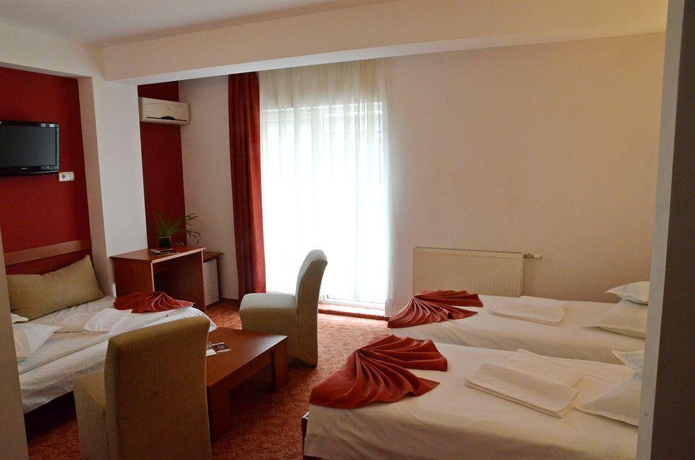 Hotel Alexis Kaloşvar Dış mekan fotoğraf