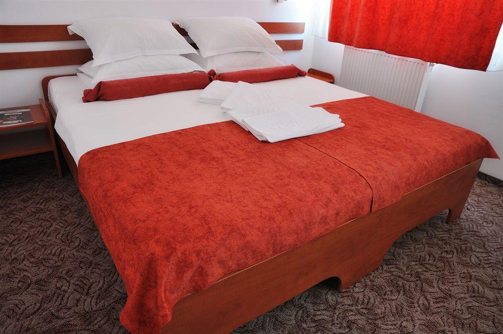 Hotel Alexis Kaloşvar Dış mekan fotoğraf